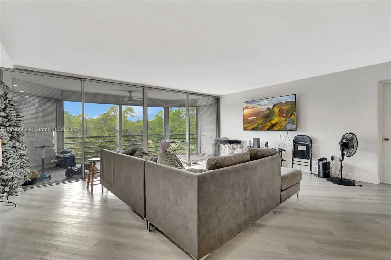 1301 NE 191st St, Unit F417, Miami, FL 33179 Photo