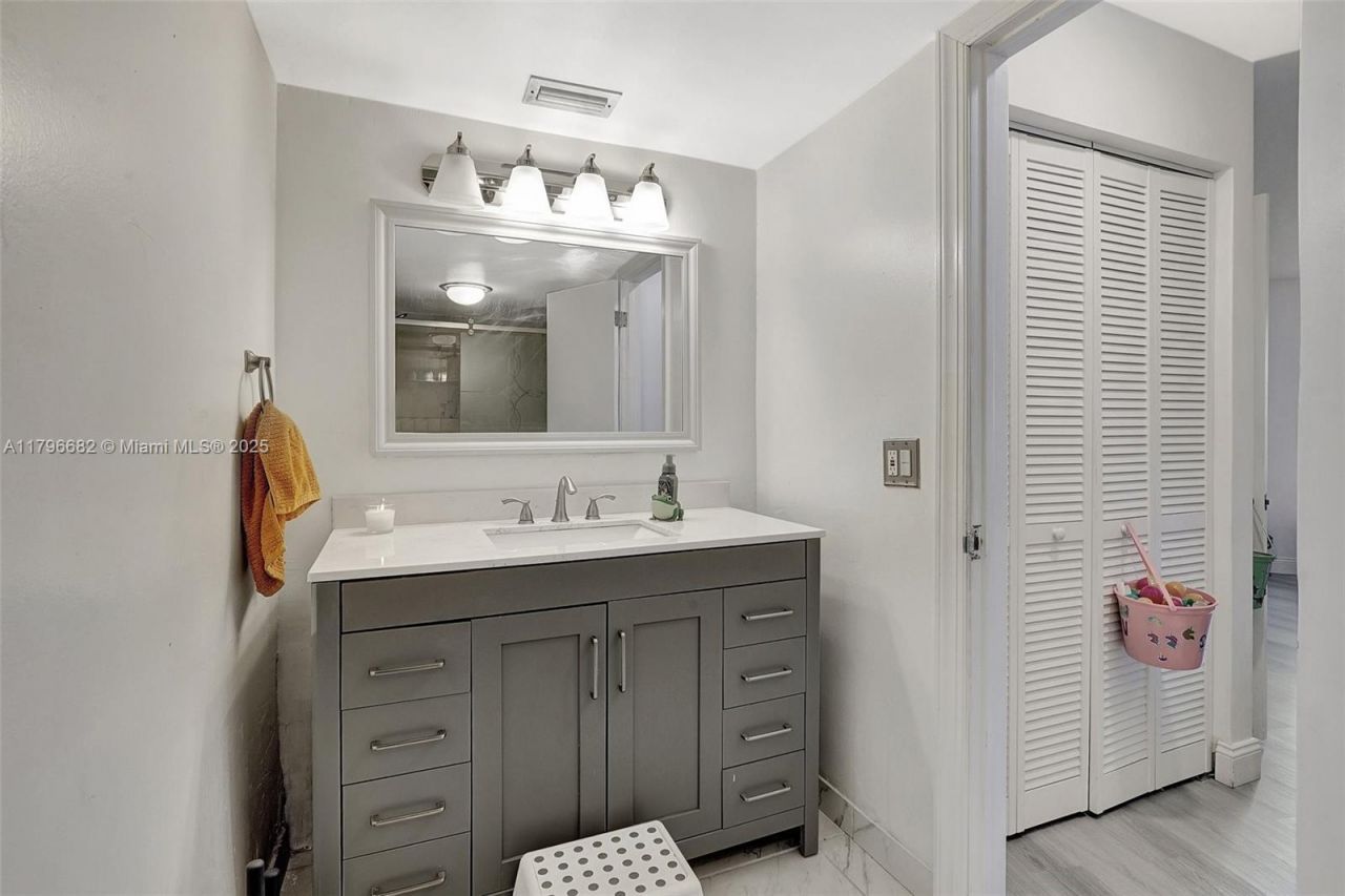 1301 NE 191st St, Unit F417, Miami, FL 33179 Photo