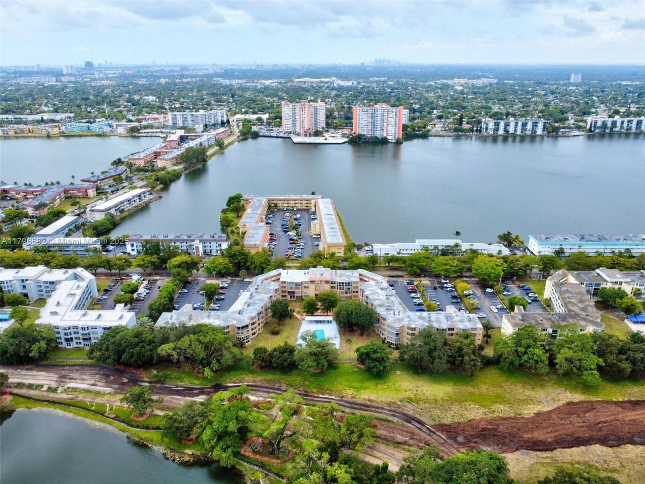 1301 NE 191st St, Unit F417, Miami, FL 33179 Photo