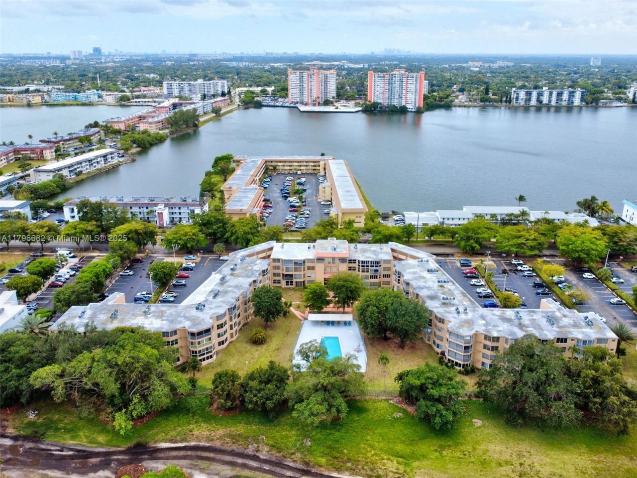 1301 NE 191st St, Unit F417, Miami, FL 33179 Photo