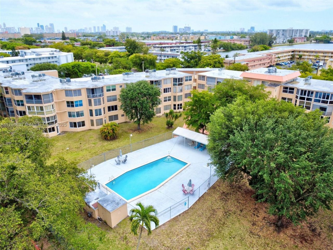 1301 NE 191st St, Unit F417, Miami, FL 33179 Photo