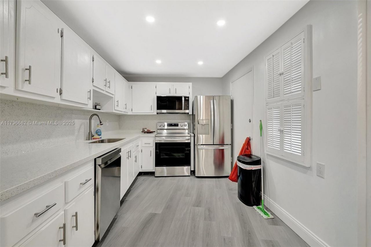 1301 NE 191st St, Unit F417, Miami, FL 33179 Photo