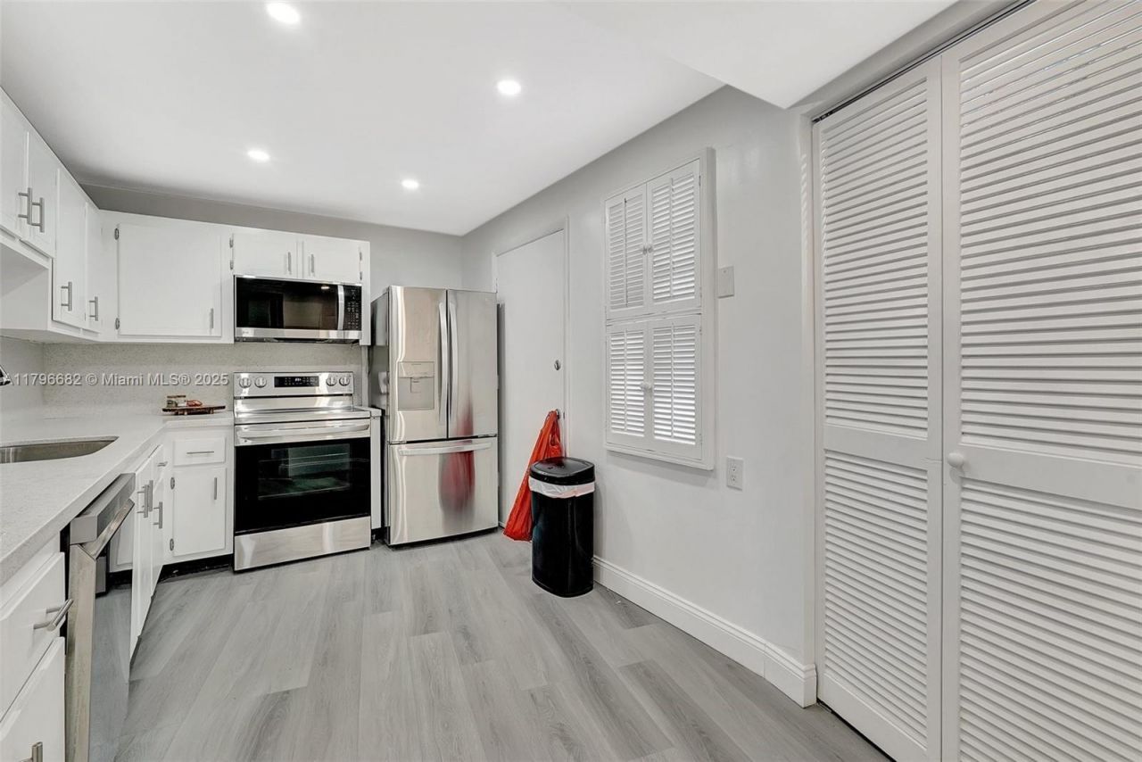 1301 NE 191st St, Unit F417, Miami, FL 33179 Photo