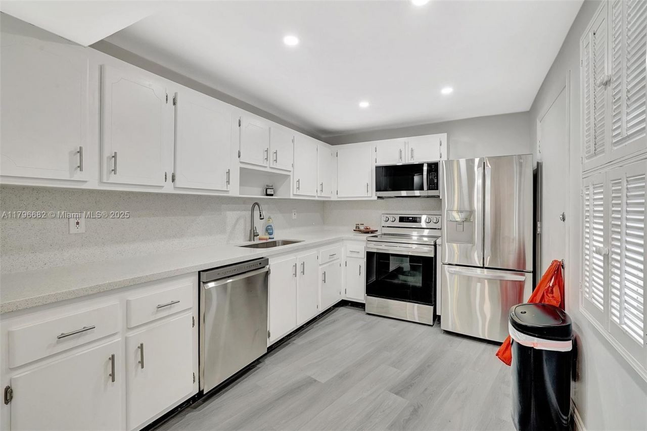 1301 NE 191st St, Unit F417, Miami, FL 33179 Photo