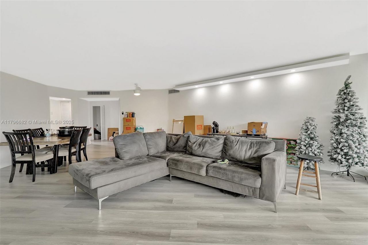 1301 NE 191st St, Unit F417, Miami, FL 33179 Photo