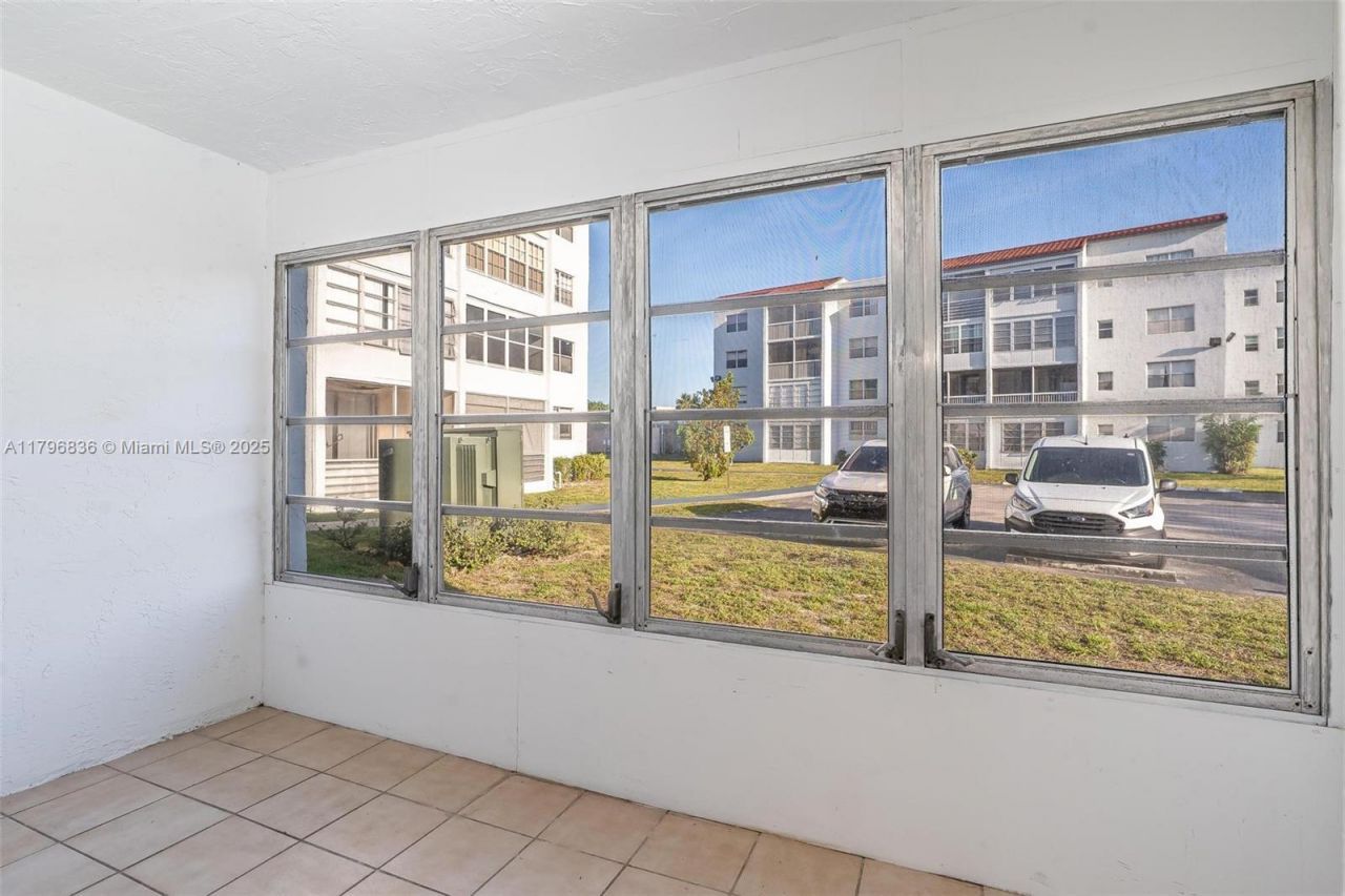 2860 Somerset Dr, Unit 101K, Lauderdale Lakes, FL 33311 Photo