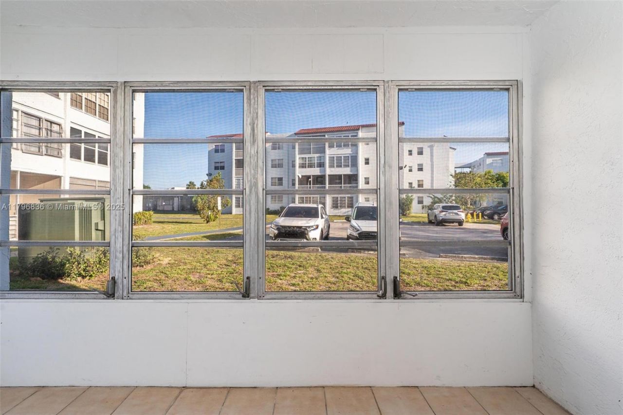 2860 Somerset Dr, Unit 101K, Lauderdale Lakes, FL 33311 Photo