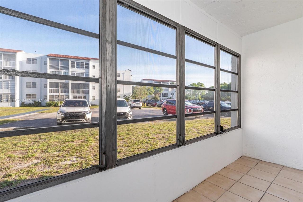2860 Somerset Dr, Unit 101K, Lauderdale Lakes, FL 33311 Photo