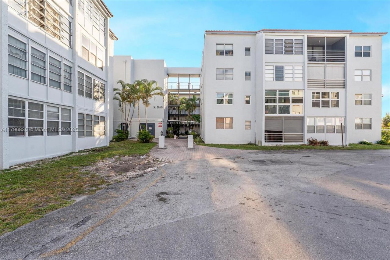 2860 Somerset Dr, Unit 101K, Lauderdale Lakes, FL 33311 Photo