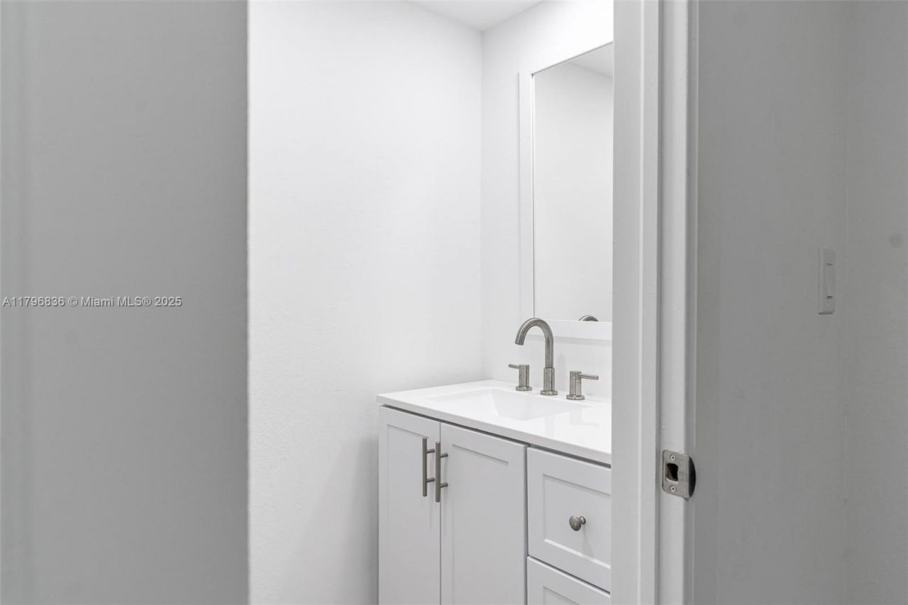 2860 Somerset Dr, Unit 101K, Lauderdale Lakes, FL 33311 Photo