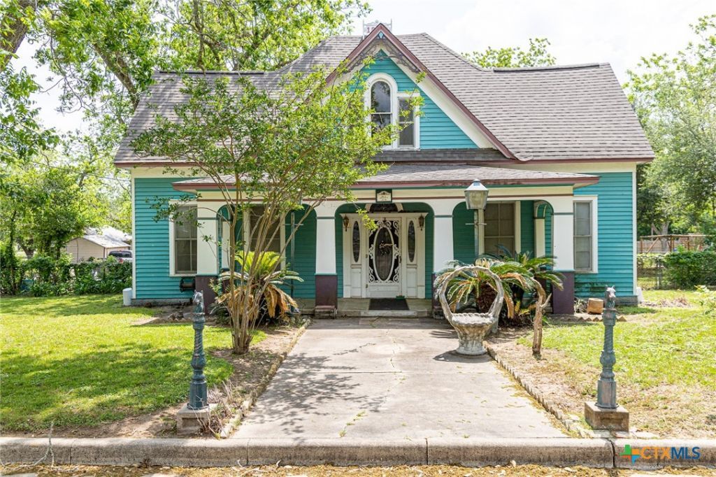 204 Avenue F, Shiner, TX 77984 Main Photo