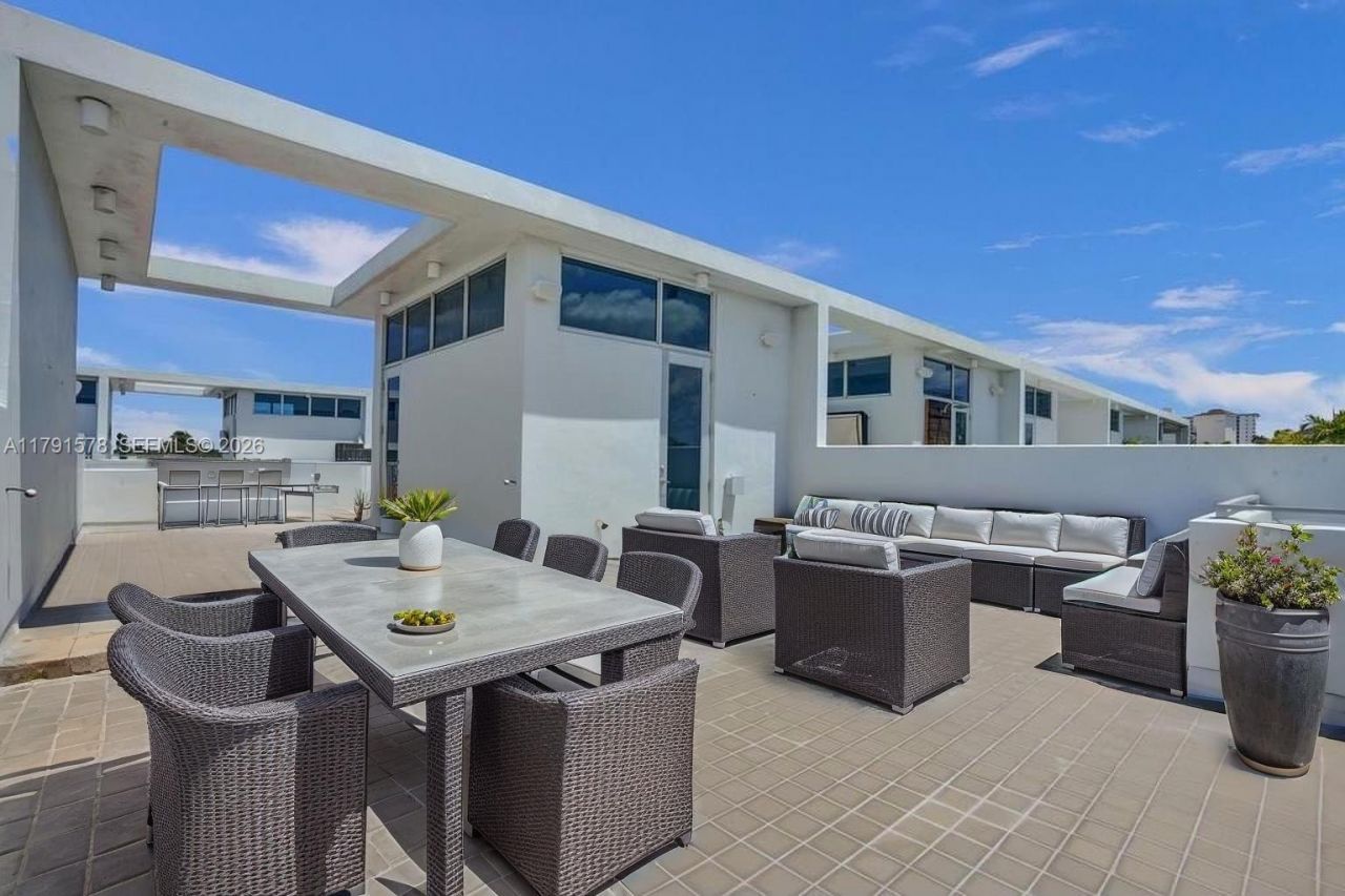 2725 NE 1st St, Pompano Beach, FL 33062 Photo