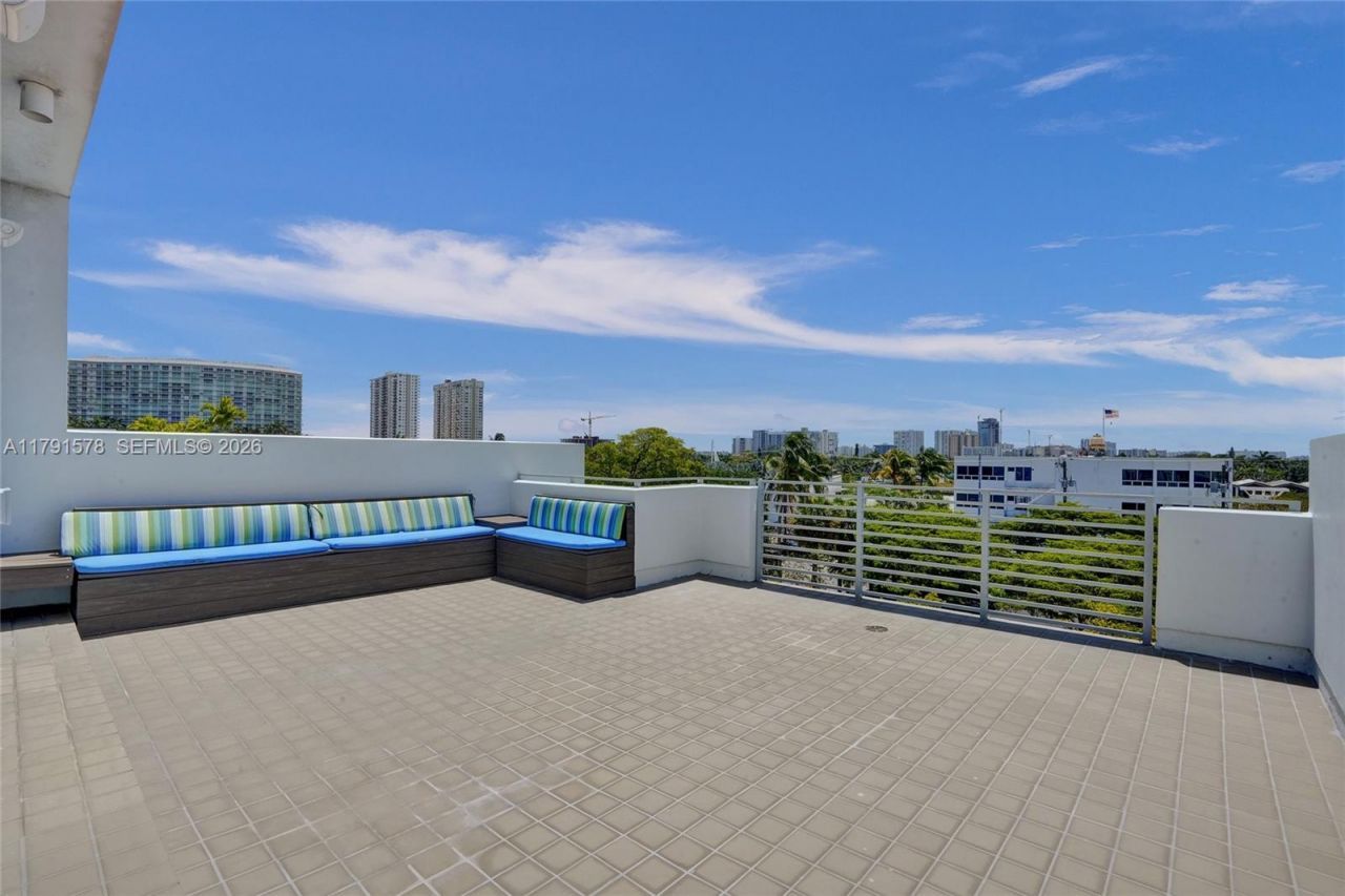 2725 NE 1st St, Pompano Beach, FL 33062 Photo