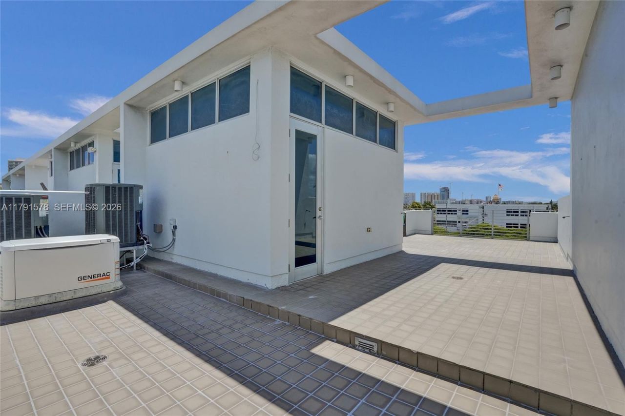 2725 NE 1st St, Pompano Beach, FL 33062 Photo