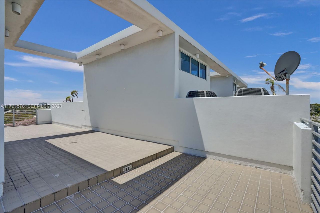 2725 NE 1st St, Pompano Beach, FL 33062 Photo