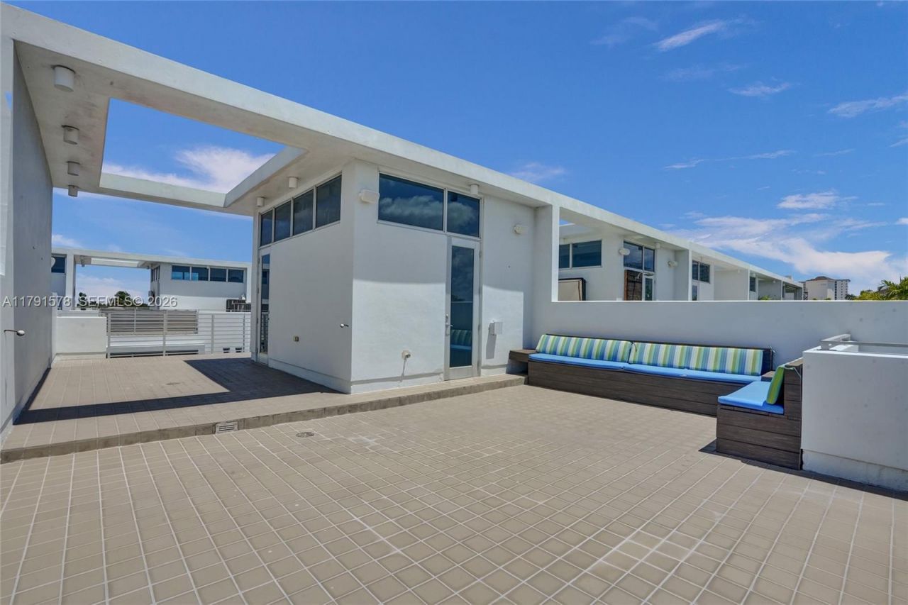 2725 NE 1st St, Pompano Beach, FL 33062 Photo