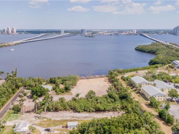 1059 River RD, NORTH FORT MYERS, FL 33903