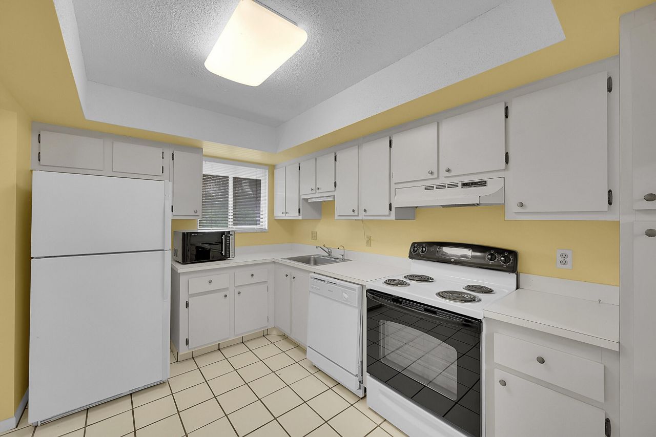 3154 Via Poinciana, Unit 306, Lake Worth, FL 33467 Photo