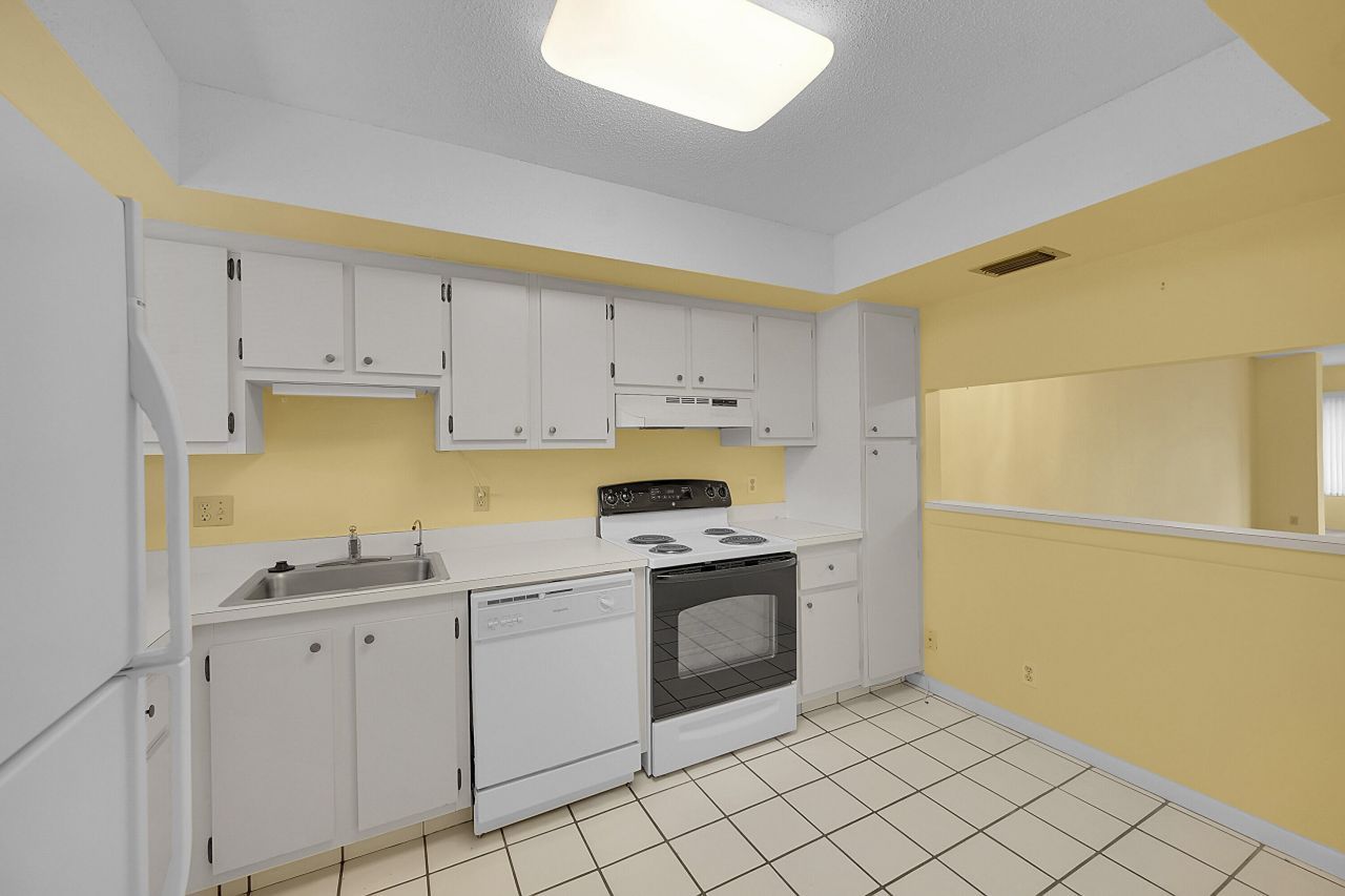 3154 Via Poinciana, Unit 306, Lake Worth, FL 33467 Photo