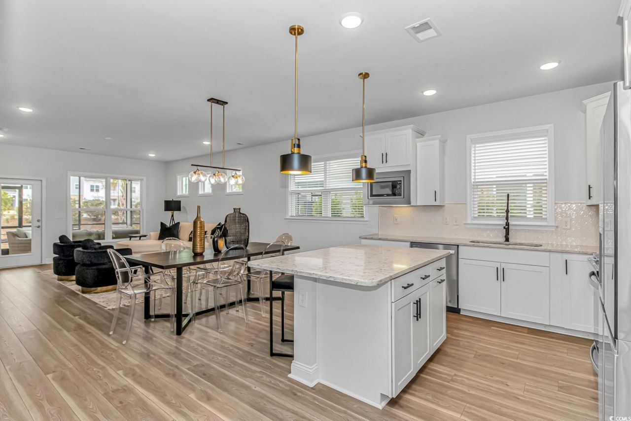 6076 Campanella St. Photo 4