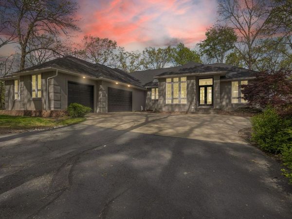 2925 S Ridgewood Lane, Springfield, MO 65809