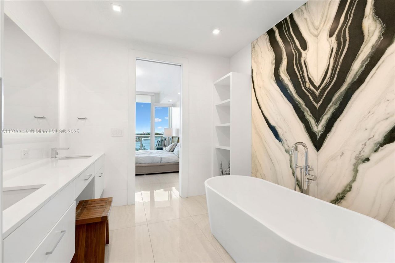 100 S Pointe Drive, Unit 903, Miami Beach, FL 33139 Photo