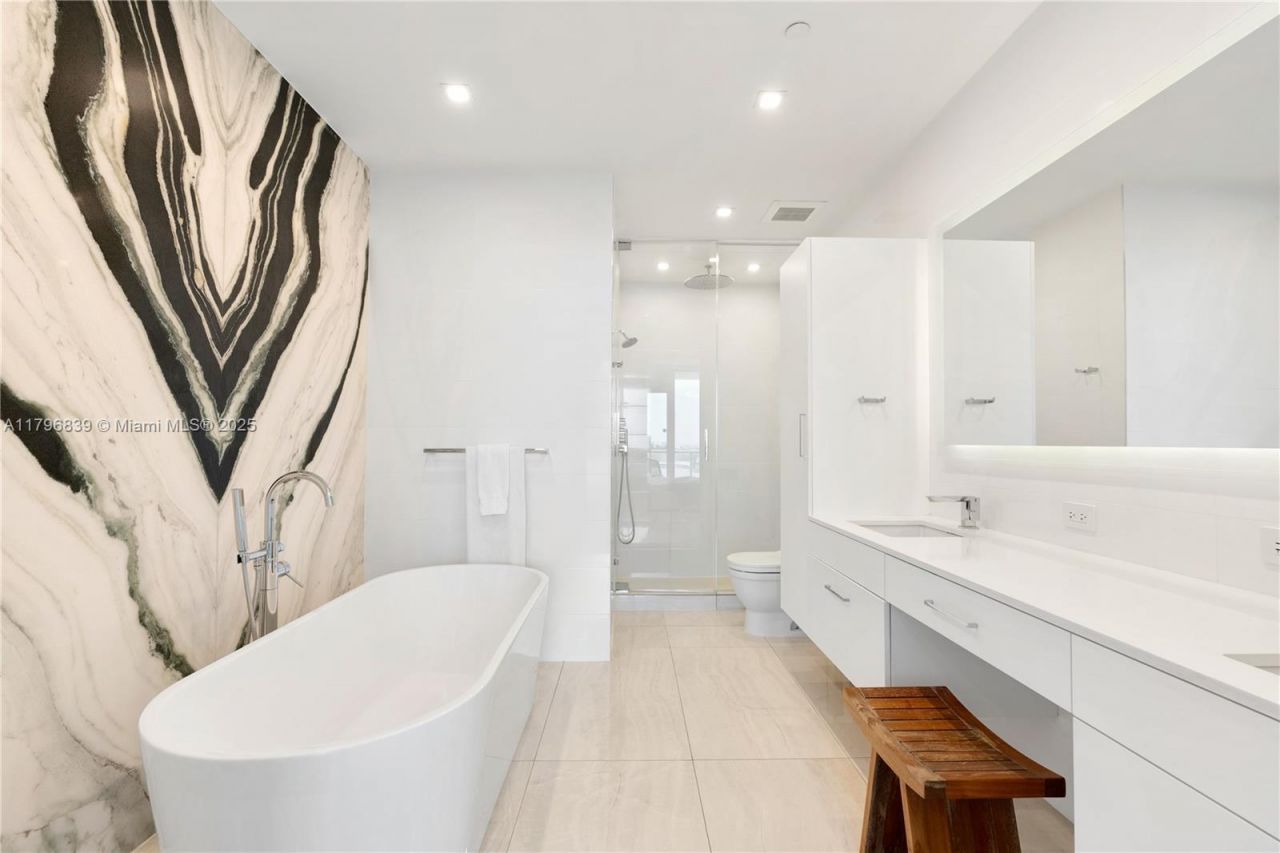 100 S Pointe Drive, Unit 903, Miami Beach, FL 33139 Photo