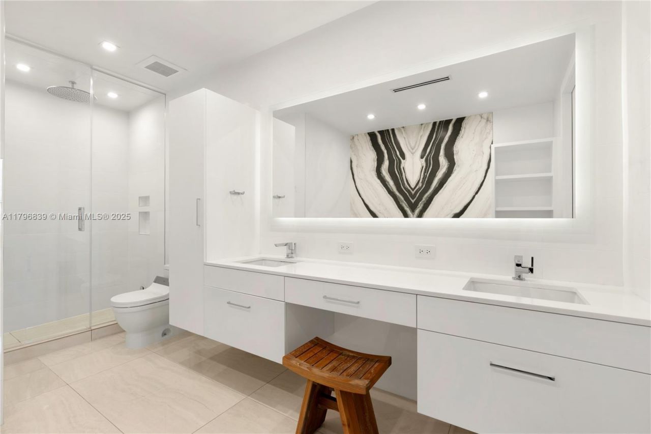 100 S Pointe Drive, Unit 903, Miami Beach, FL 33139 Photo