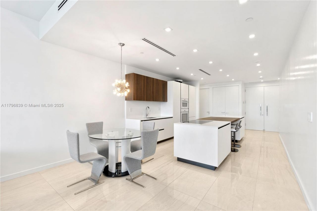 100 S Pointe Drive, Unit 903, Miami Beach, FL 33139 Photo