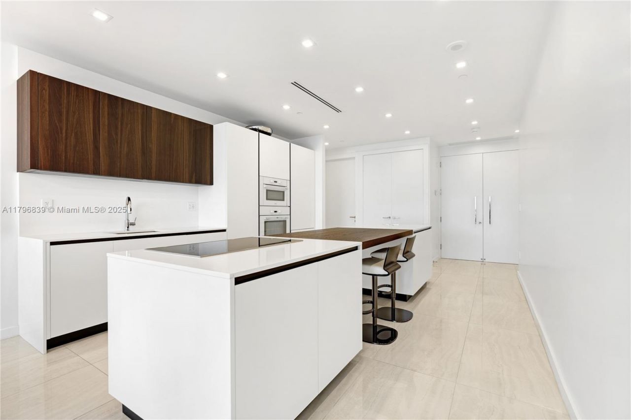 100 S Pointe Drive, Unit 903, Miami Beach, FL 33139 Photo