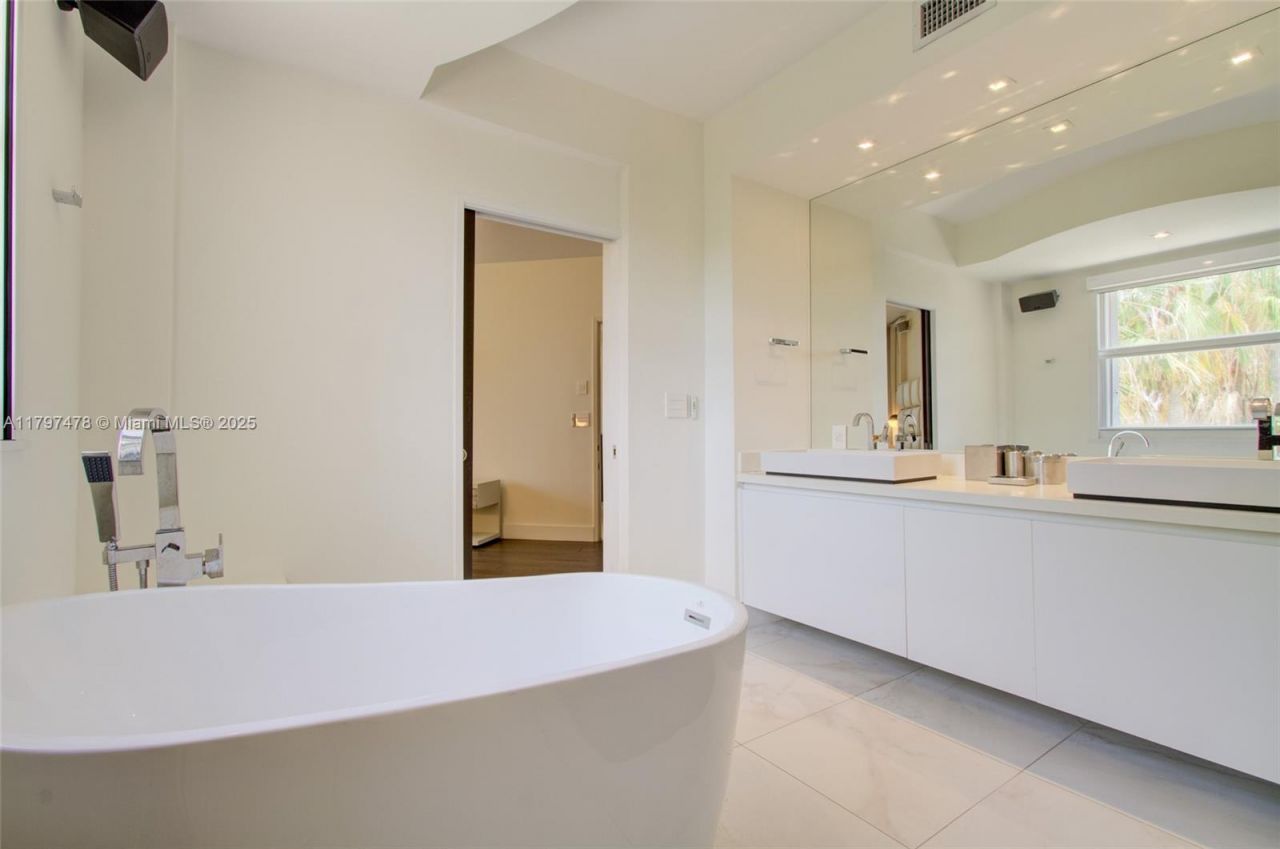 701 Crandon Blvd, Unit 402, Key Biscayne, FL 33149 Photo