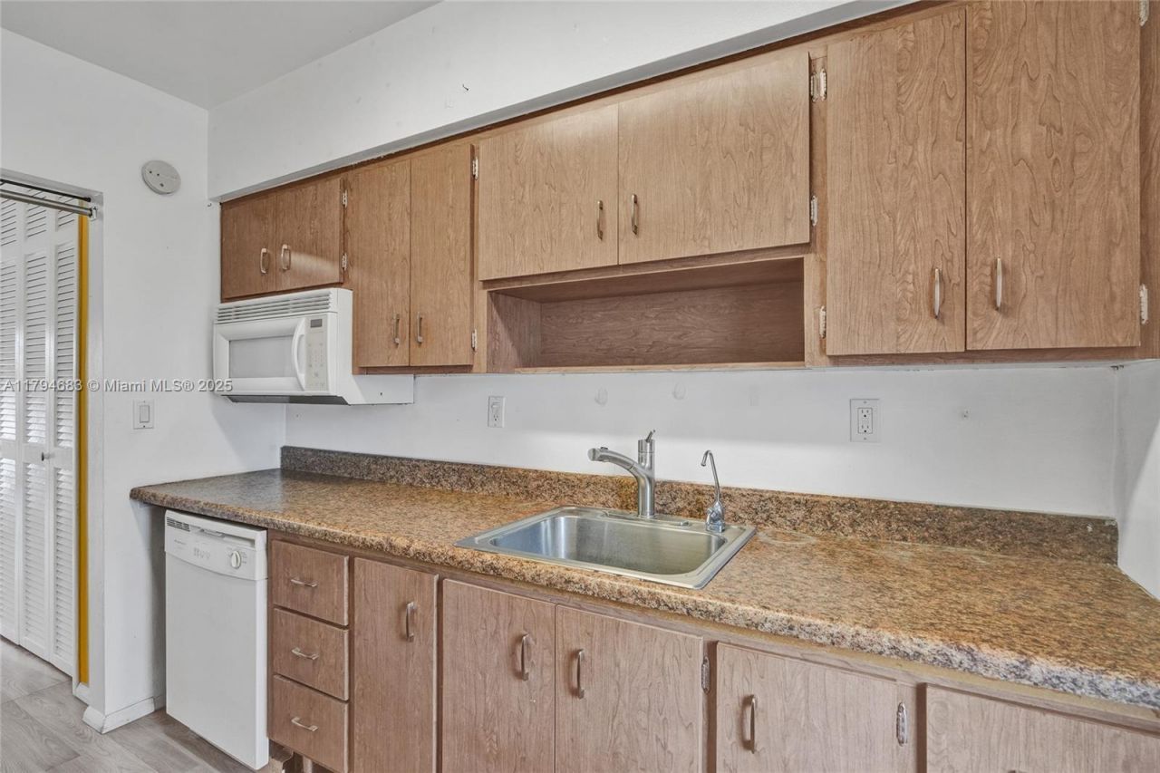 13105 Ixora Ct, Unit 319, North Miami, FL 33181 Photo