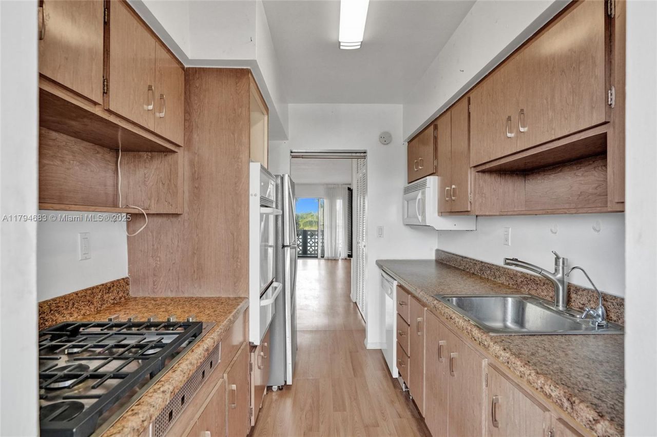 13105 Ixora Ct, Unit 319, North Miami, FL 33181 Photo