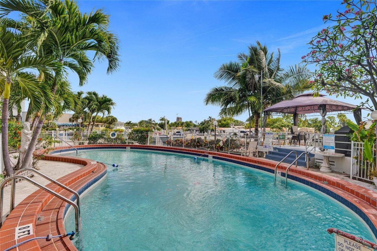 13105 Ixora Ct, Unit 319, North Miami, FL 33181 Photo