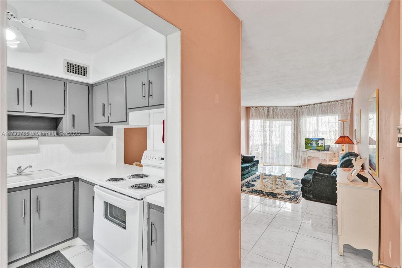 18746 NE 18th Ave, Unit 146, Miami, FL 33179 Photo