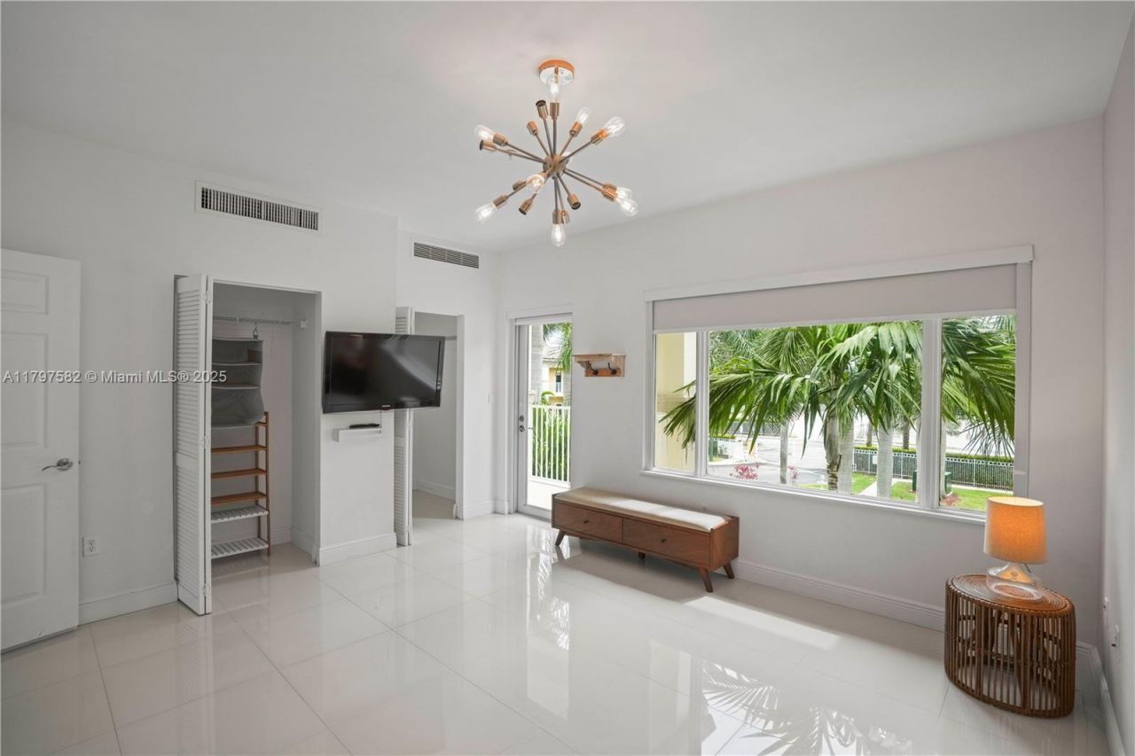 18445 NE 27th Pl, Aventura, FL 33160 Photo