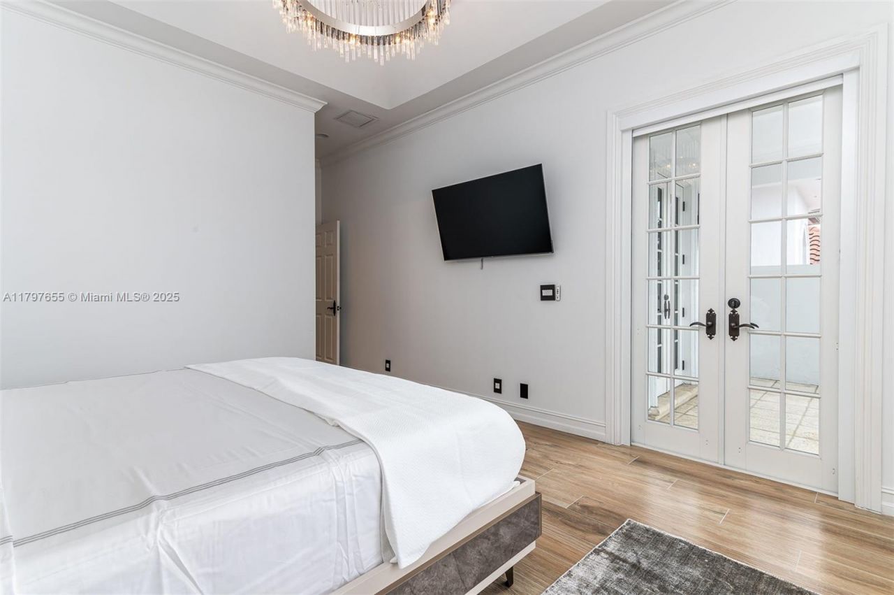 1309 Middle River Dr, Fort Lauderdale, FL 33304 Photo