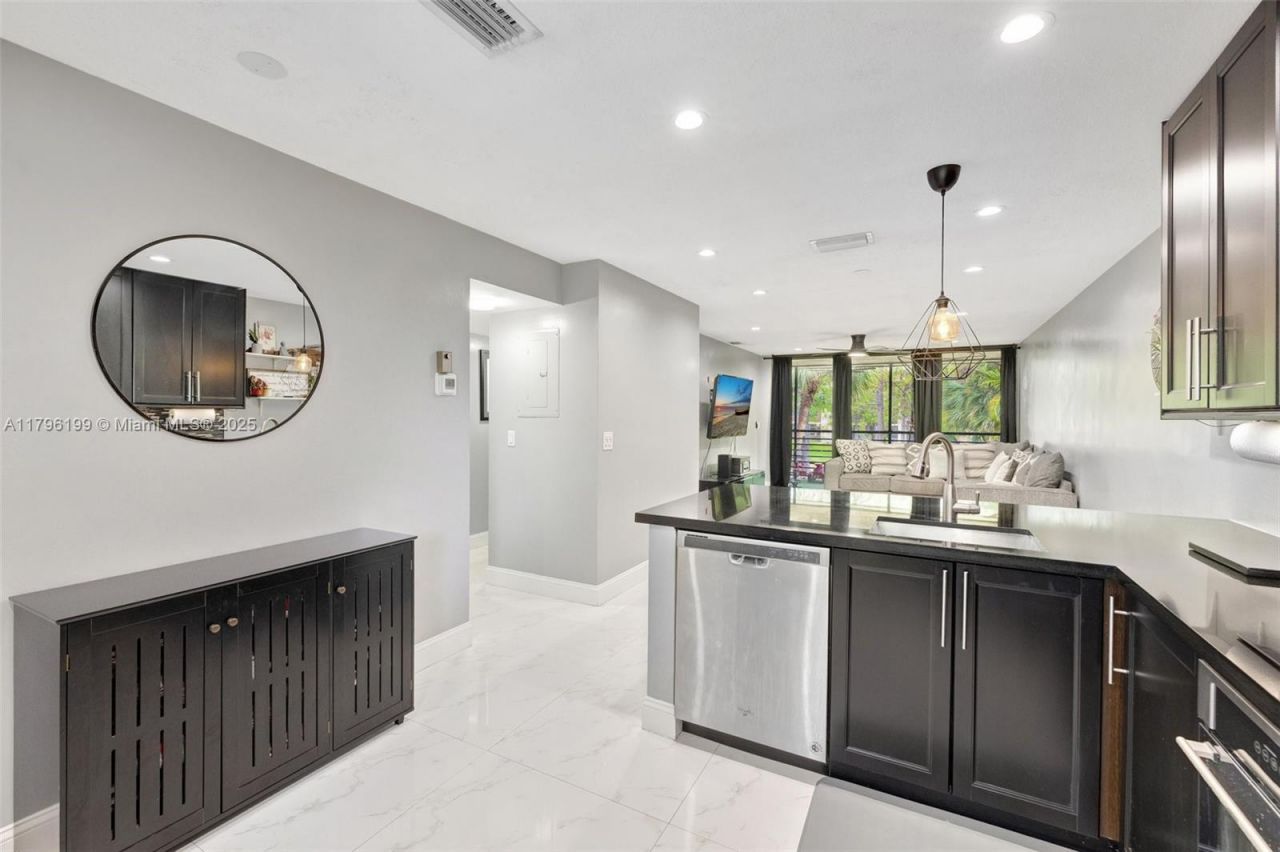 7699 NW 79th Ave, Unit 205, Tamarac, FL 33321 Photo