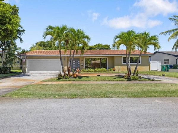 20375 NE 22nd Pl, Miami, FL 33180