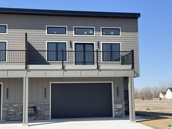 908 S TURTLE CV, No. Sioux City, SD 57049