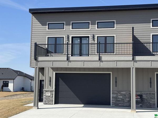 910 S TURTLE CV, No. Sioux City, SD 57049