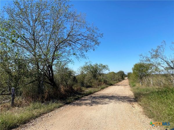 000 County Rd 407 , Waelder, TX 78959
