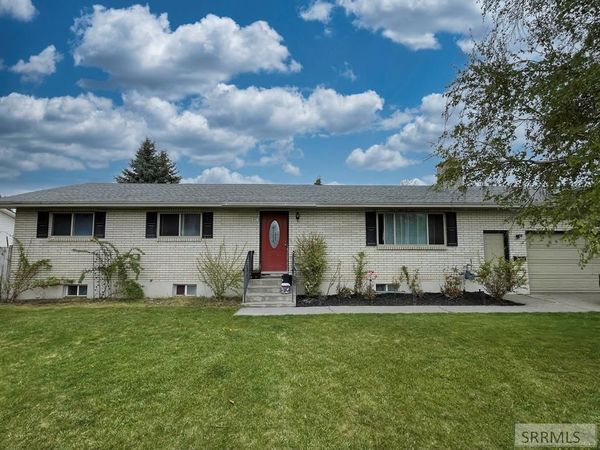 807 Henderson Avenue, BLACKFOOT, ID 83221