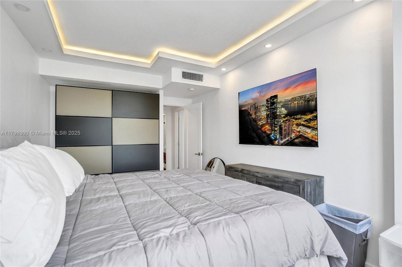 1980 S Ocean Dr, Unit 19H, Hallandale Beach, FL 33009 Photo