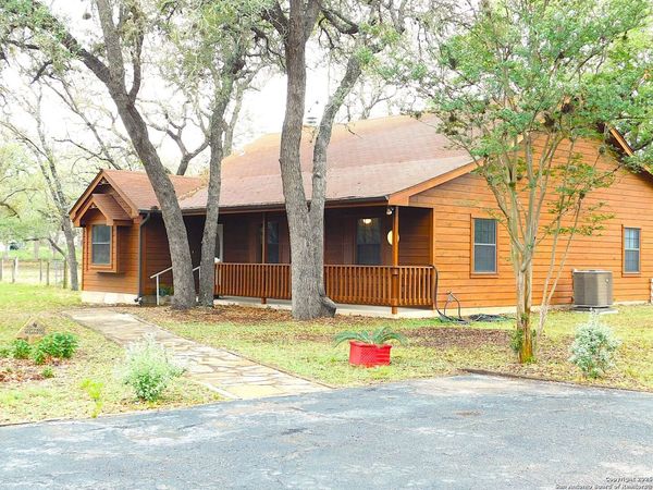 525 Cherry Ridge, Floresville, TX 78114