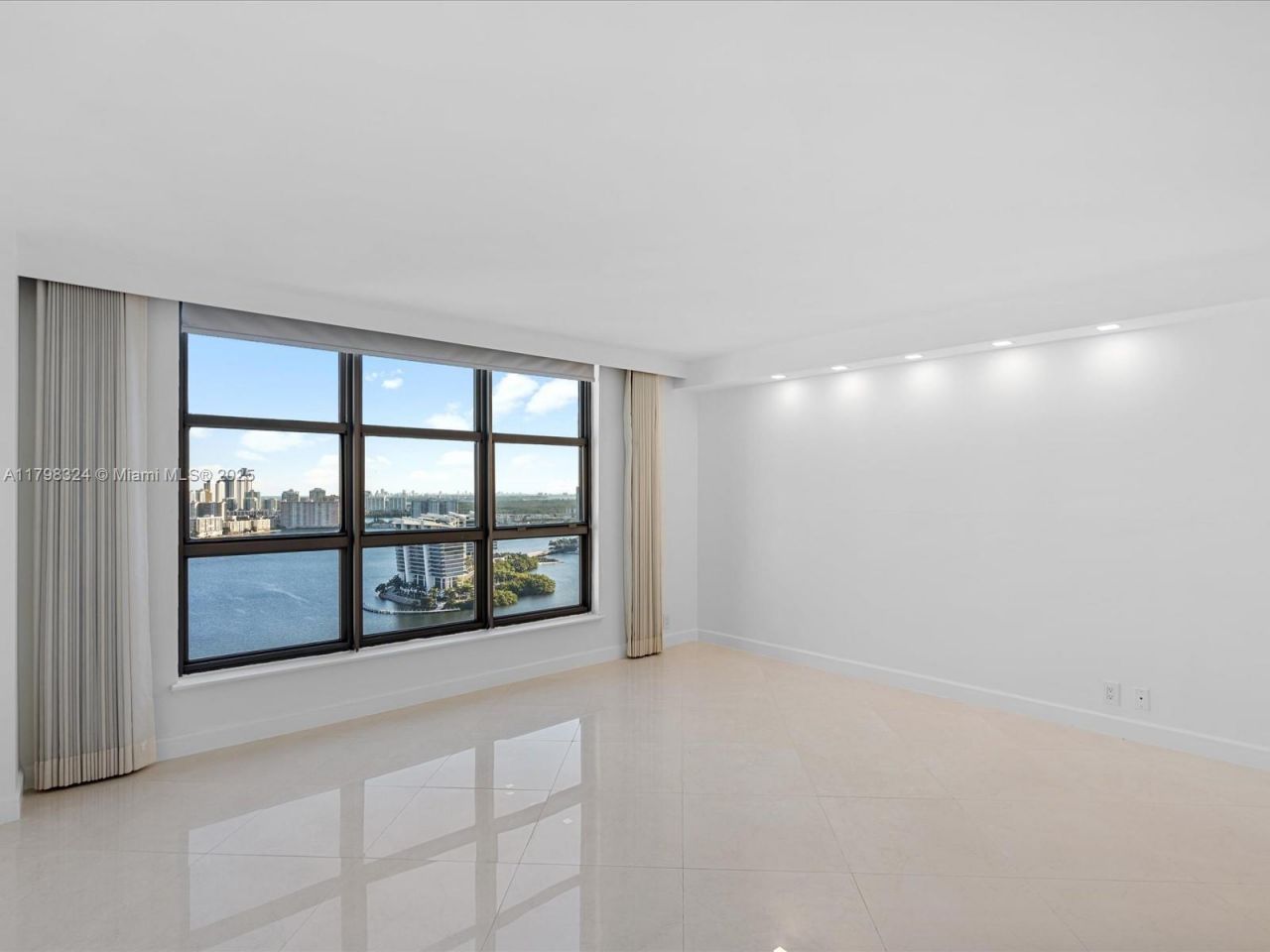 3530 Mystic Pointe Dr, Unit 3310 (LPH1, Aventura, FL 33180 Photo