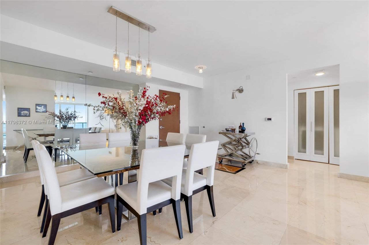 6365 Collins Ave, Unit 3202, Miami Beach, FL 33141 Photo