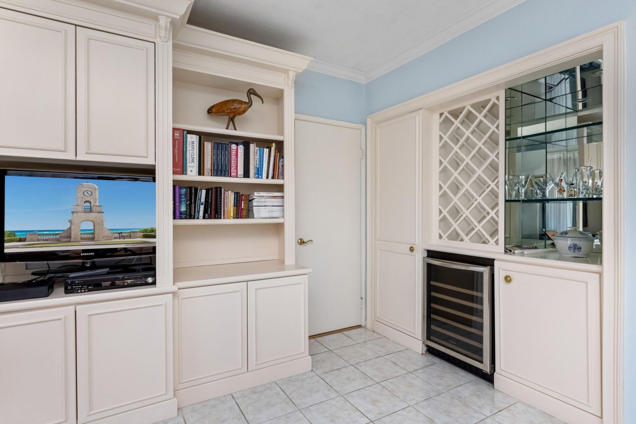 250 Bradley Place, Unit 408, Palm Beach, FL 33480 Photo