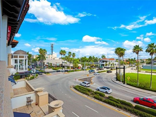 900 5th AVE S, Unit 301, NAPLES, FL 34102