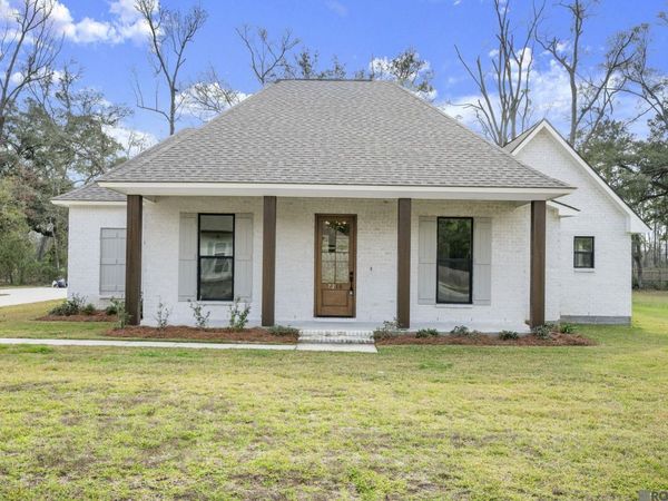 7210 Riverbank Dr, Denham Springs, LA 70706